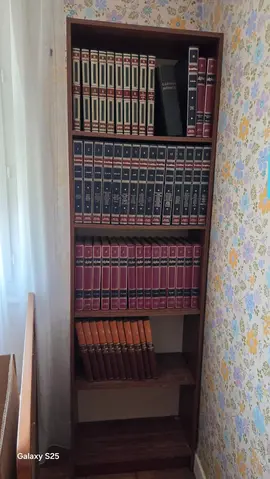 Donne bibliotheque avec ses collections La Faune, Le million, Alpha, la faune