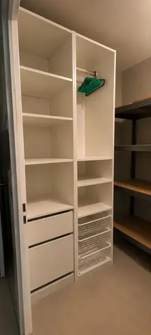 Meuble avec étagère et panière