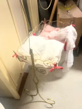 Donne lit poupée et deux vélos enfants