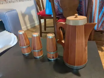 Lot de 6 verres et pichet en bois