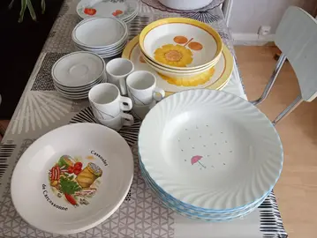 divers assiettes et plateaux