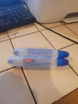 lot 2 tube de colle liquide une neuve et l'autre entamer fonctionne toujours