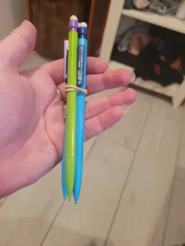 lot numéro 2 de crayon a papiers a mines fines
