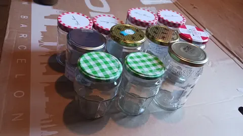 Douzaine de grands pots en verre