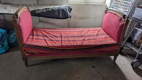 banquette ancienne qui peut faire lit pour un petit