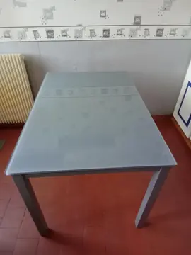 donne table métal et verre trempé ayant 2 rallonges