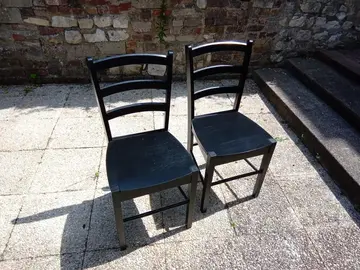 donne 2 chaises noires en bois
