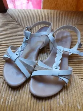 Paire de Sandale Fille pointure 32.