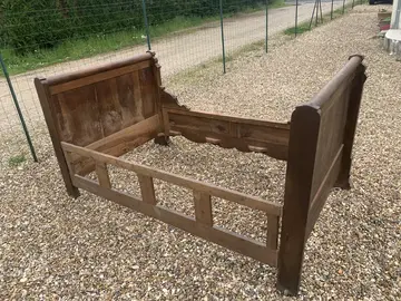 Vieux lit vintage avec tête de lit sans matelas