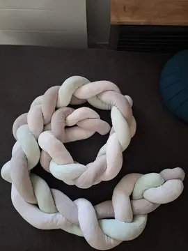 Tresse pour lit de bébé