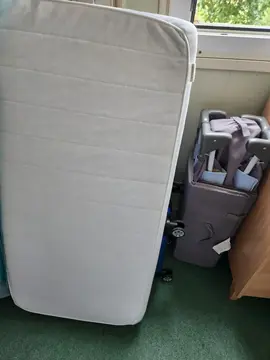 lit plient pour bébé avec matelas impeccable très propre