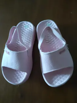 paire de claquettes fille p 25/26.. neuves