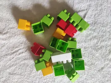quelques gros bloc Legos.