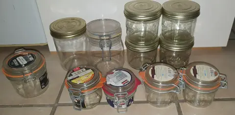 Pot en verre avec couvercles.