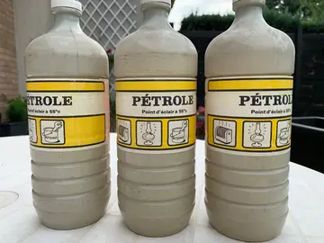 3 bouteilles de pétrole