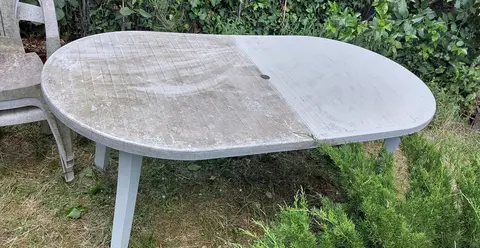 Table de jardin blanche en plastique