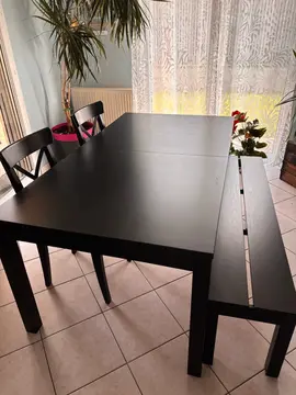 table en bois noire avec un banc et 2 chaises