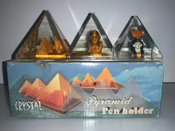 Souvenir d' Égypte Presse-papier et porte-crayons en forme de pyramides.