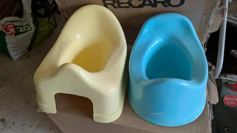 2 pots de chambre pour bébé, et des couches pour la piscine.