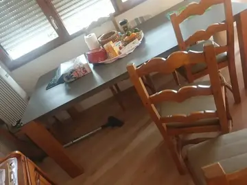 une table Copenhague grise avec deux chaises