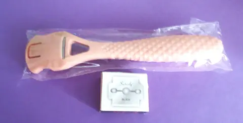 PETIT RASOIR FEMININ NEUF AVEC LAMES DE REMPLACEMENT