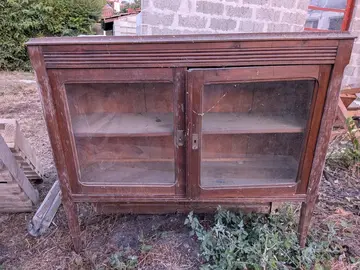 Meuble en bois à restaurer