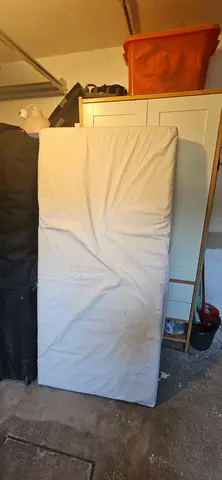 Matelas 90x190 avec housse, très bon état