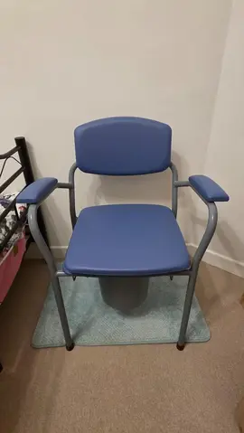 Chaise percée