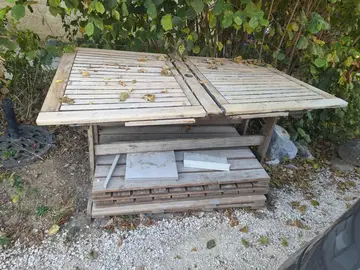 Table en bois extérieur