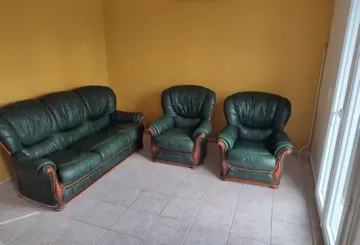 Donne canapé vert en cuir