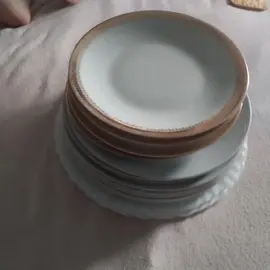 donne différents assiettes a dessert