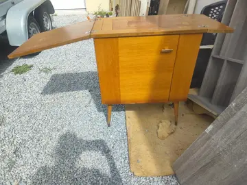 meuble de couture vintage avec tablettes rabattables
