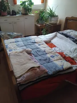 un lit et un meuble de cuisine