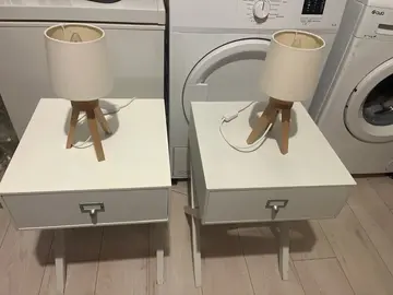 tables de chevet plus lampes
