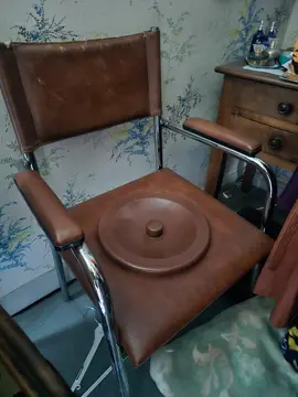 chaise percée