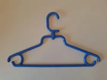 un lot de cintre enfant