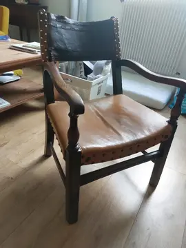 Joli fauteuil ancien en bois et cuir