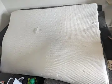 Matelas Emma 160x200 cm avec défaut de fabrication et un peu abîmé par griffure de chat