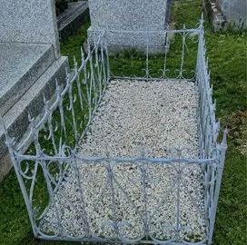grillage de tombe en fer forgé