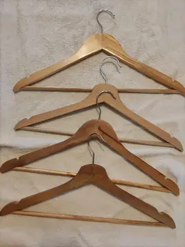 4 cintres en bois