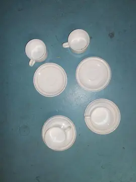 4 mini tasses et soucoupes