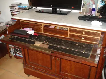 Commode bureau, chevet et petite table ronde de salon