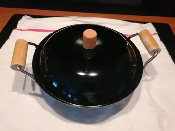 Wok en métal noir état d'usage