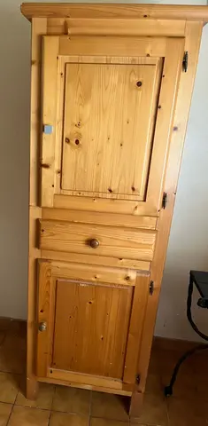 meuble en pin massif en très bon état