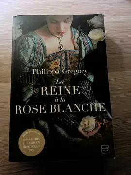 La reine à la rose blanche