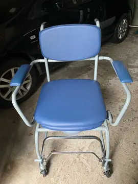 chaise percée à roulettes