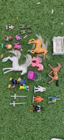 Jouets - divers personnages et objets (poneys, astronautes,...)