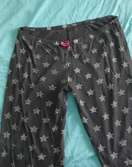 Bas de pyjama noir avec étoiles