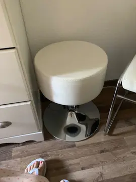 je donne chaise, tabouret en simili blanc état presque neuf et porte manteau en bois