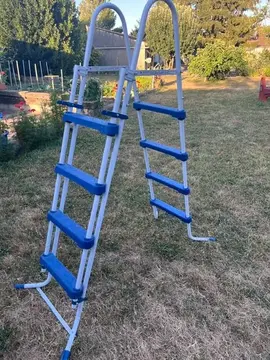 échelle sécurisée pour piscine hors sol d'1m30 de hauteur